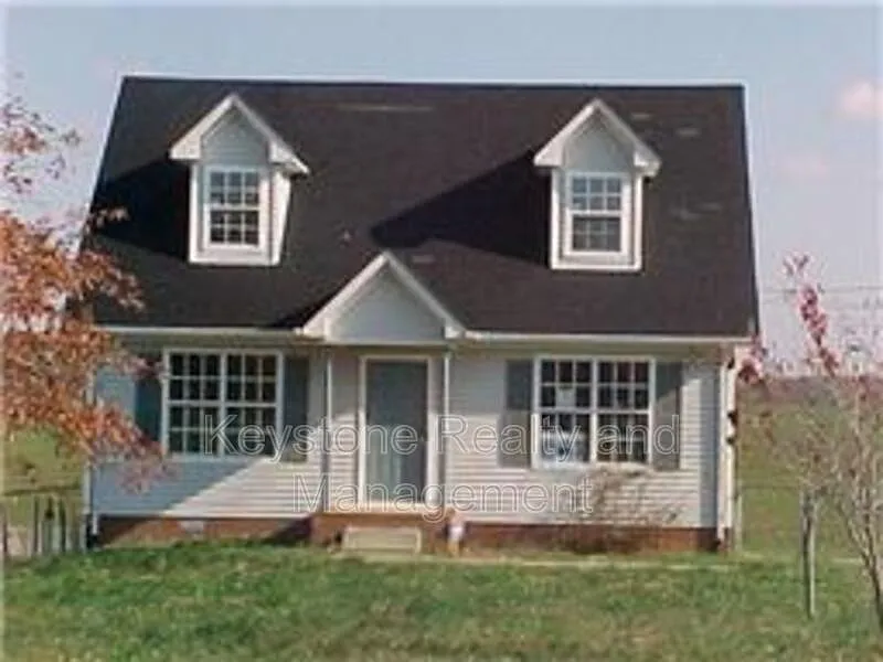 3 bed, 2.0 bath, 970 sqft, $1,225 — Photo 1