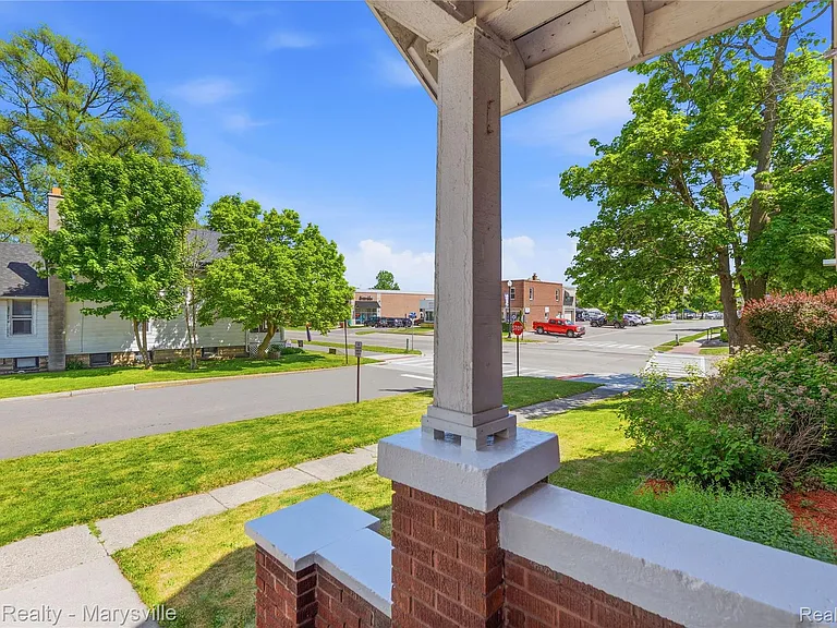 504 Clinton Ave — Photo 47
