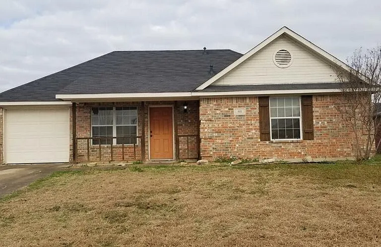 611 Oliver Ln — Photo 1