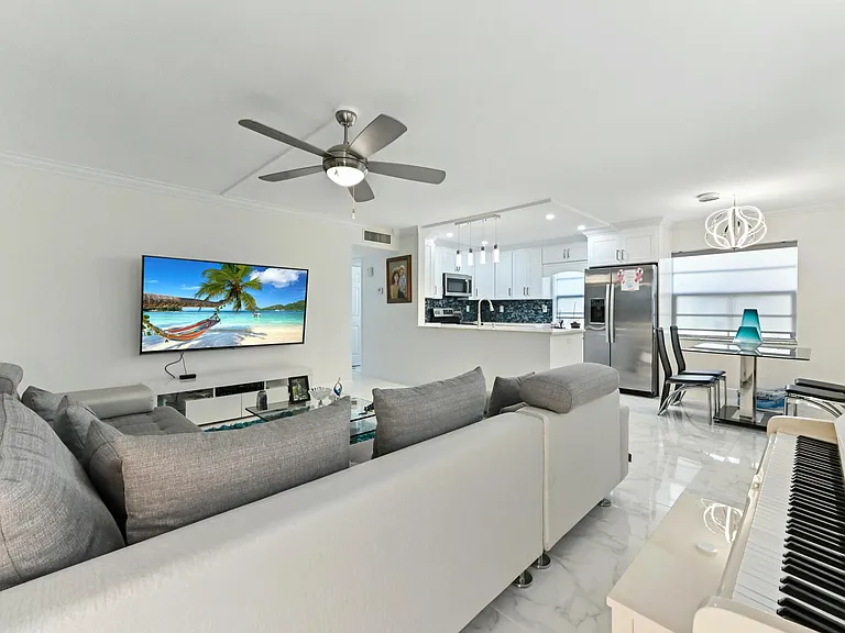 548 Burgundy St #L — Photo 3