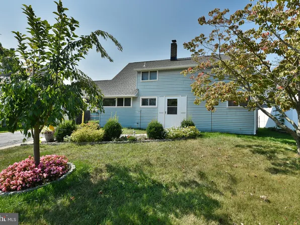 63 Ice Pond Rd, Levittown, PA 19057