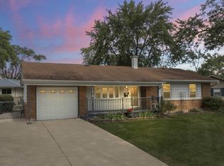 208 Edgeware Rd, Elk Grove Village, IL 60007