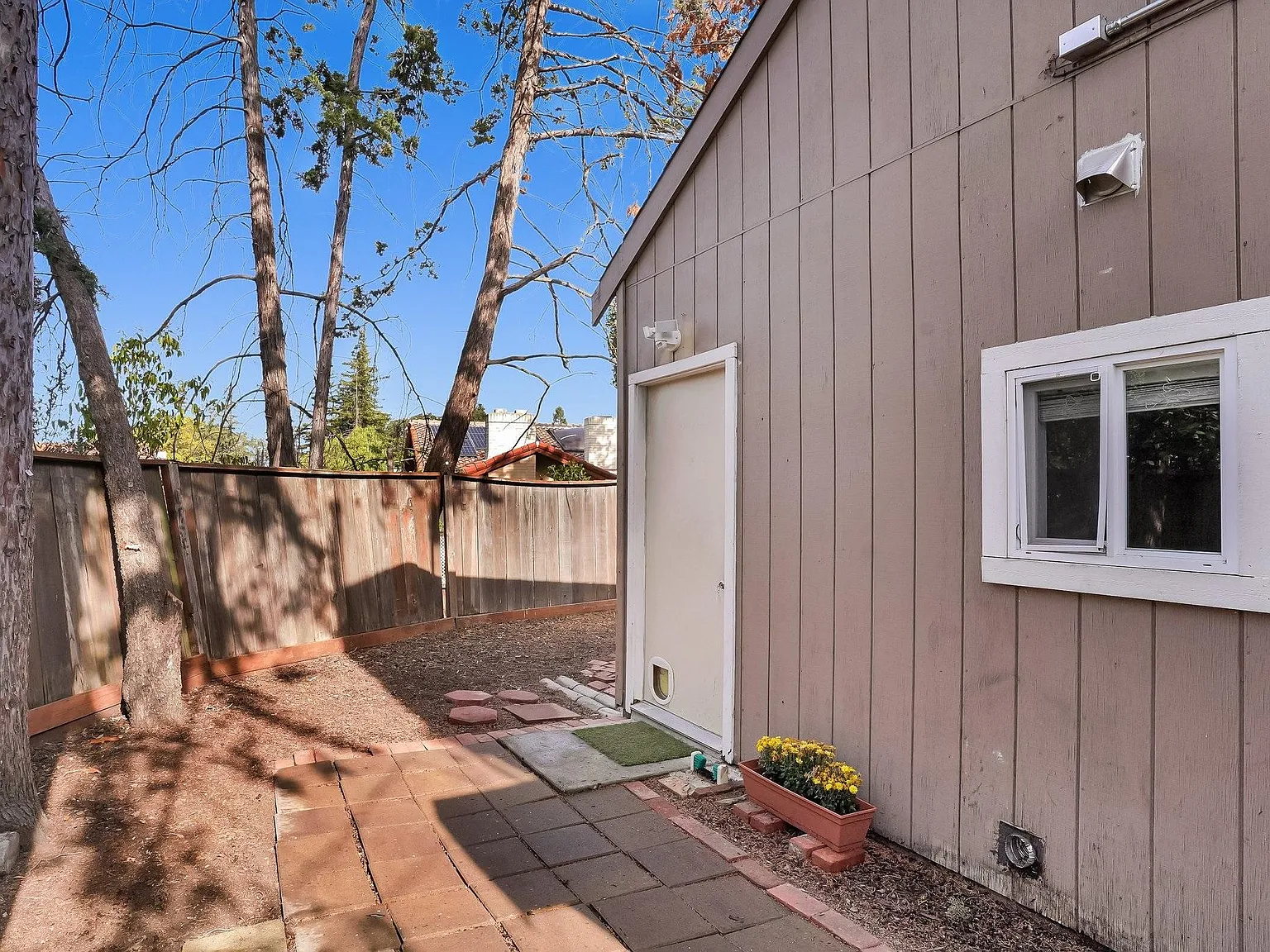 3 bed, 1200 sqft, $3,500 — Photo 2