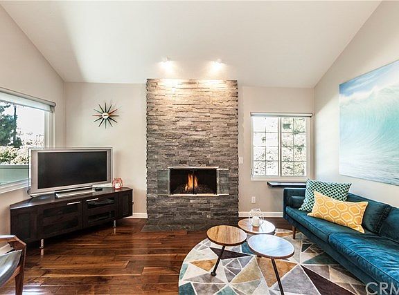 ULTRA CHIC! Totally remodeled upper end unit