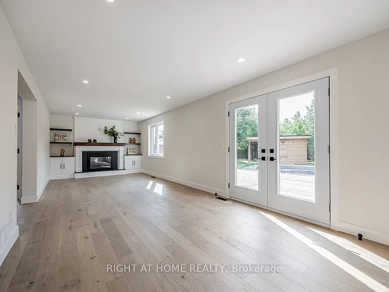 690 Hillman Cres — Photo 12