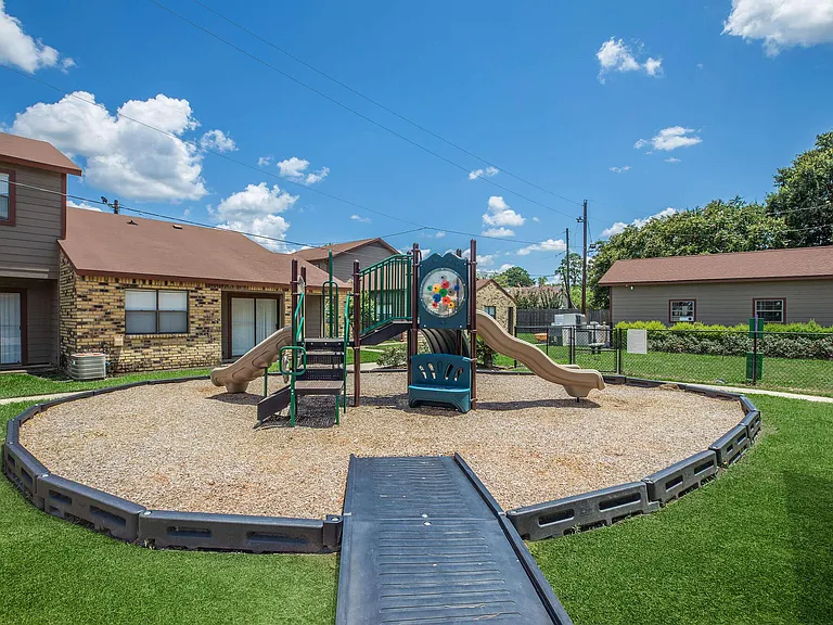 REGENCY PLACE APARTMENTS — Photo 11