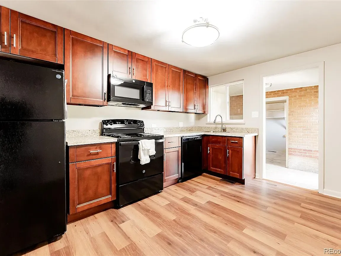 2 bed, 900 sqft, $1,800 — Photo 2