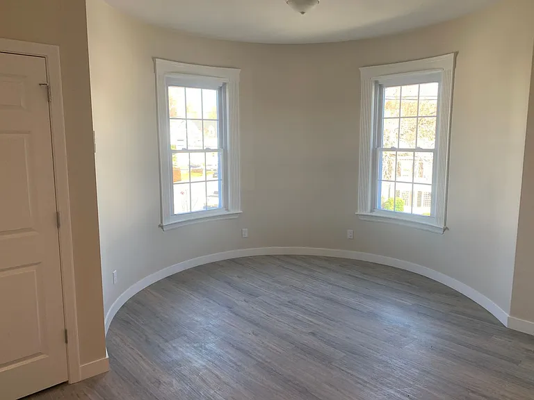 129 Kenoza Ave — Photo 14