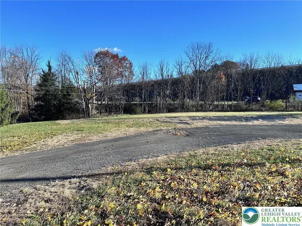 7757 Center St, Slatington, PA 18080