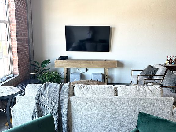 3rd image of 2029 Wyandotte St APT 408