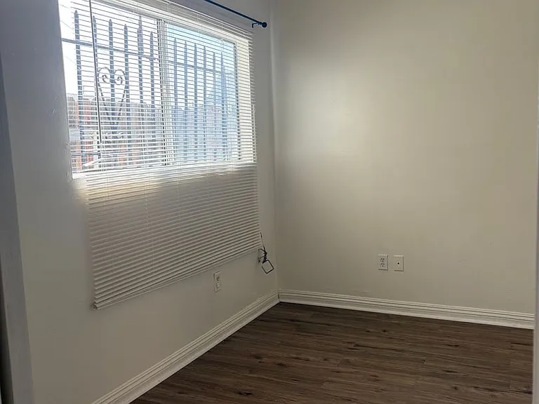 736 W Century Blvd — Photo 4