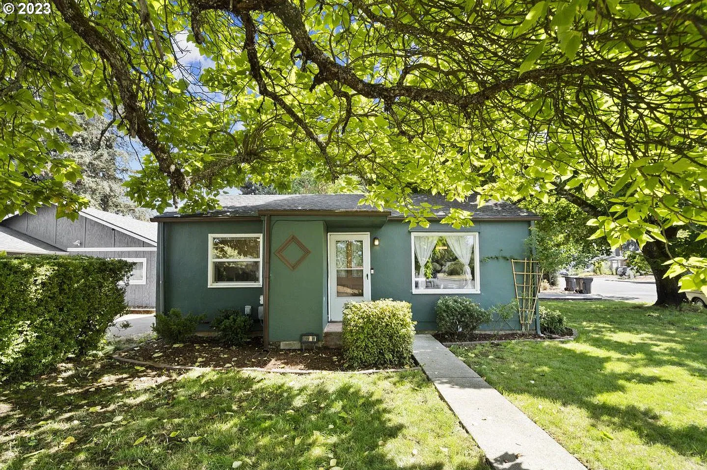 3Bd/1Ba Mid Century Home In Canby~ A/C, 2 Additional Storage, and Spacious Yard — Photo 1