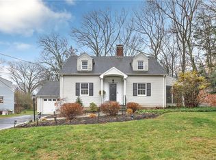 8 N Forest Cir, West Haven, CT 06516