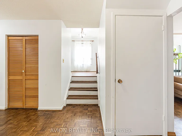 241 Weldrick Rd W — Photo 9