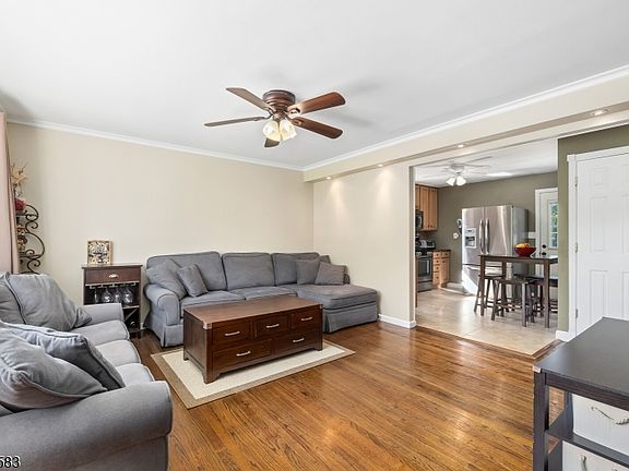 4th image of 90 Linden St