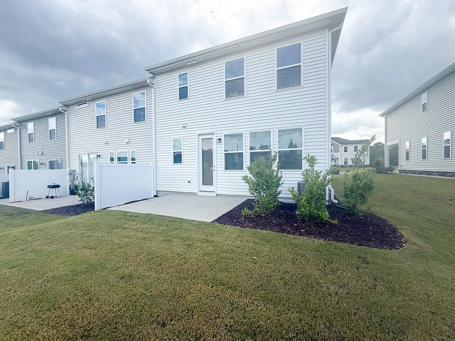3 bed, 2.5 bath, 1949 sqft, $1,995 — Photo 3