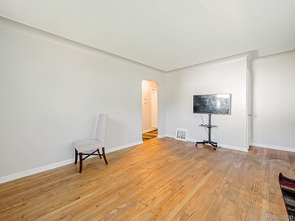 5th image of 14725 Agnes Ave