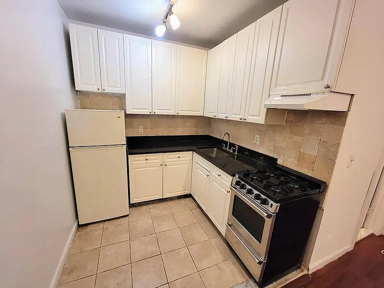 274 W 19th St #1V — Photo 3