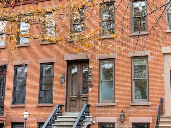 185 Bainbridge Street TWNHSE image 1 of 18