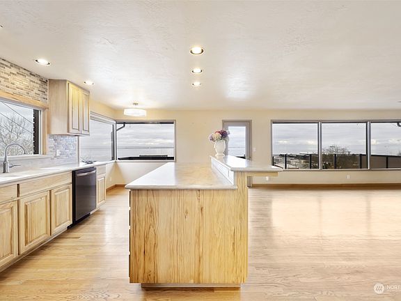 4th image of 139 W Second Street