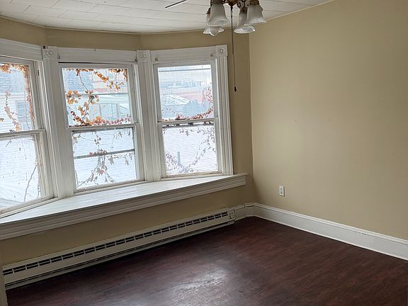 3rd image of 80 Carlisle St Unit 2