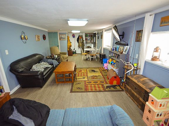 4th image of 122 E Main St