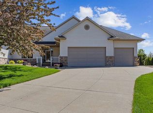 607 Hillview Dr, Fairfax, IA 52228