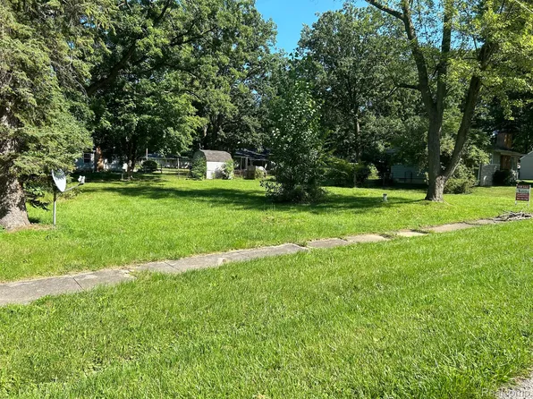 1465 McEwen St, Burton, MI 48509
