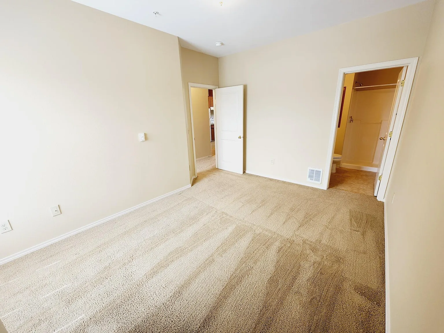 2 bed, 918 sqft, $1,460 — Photo 3