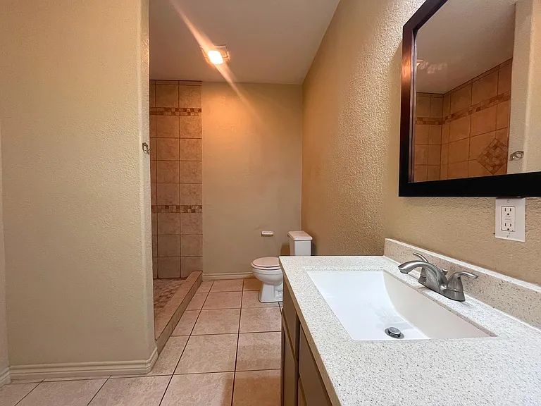 2000 Avenue M — Photo 9