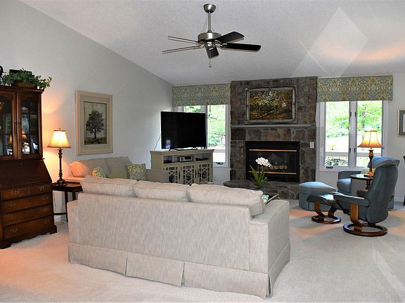 4th image of 425 Lakeview Dr