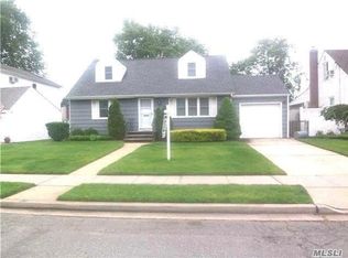 137 E Zoranne Dr, Farmingdale, NY 11735