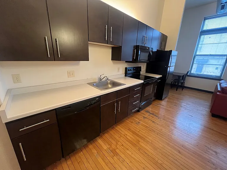 142 W Johnson St — Photo 42