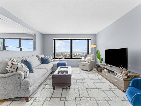 5th image of 85 E India Row APT 25A