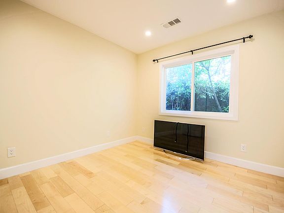 3rd image of 831 Virginia Ave