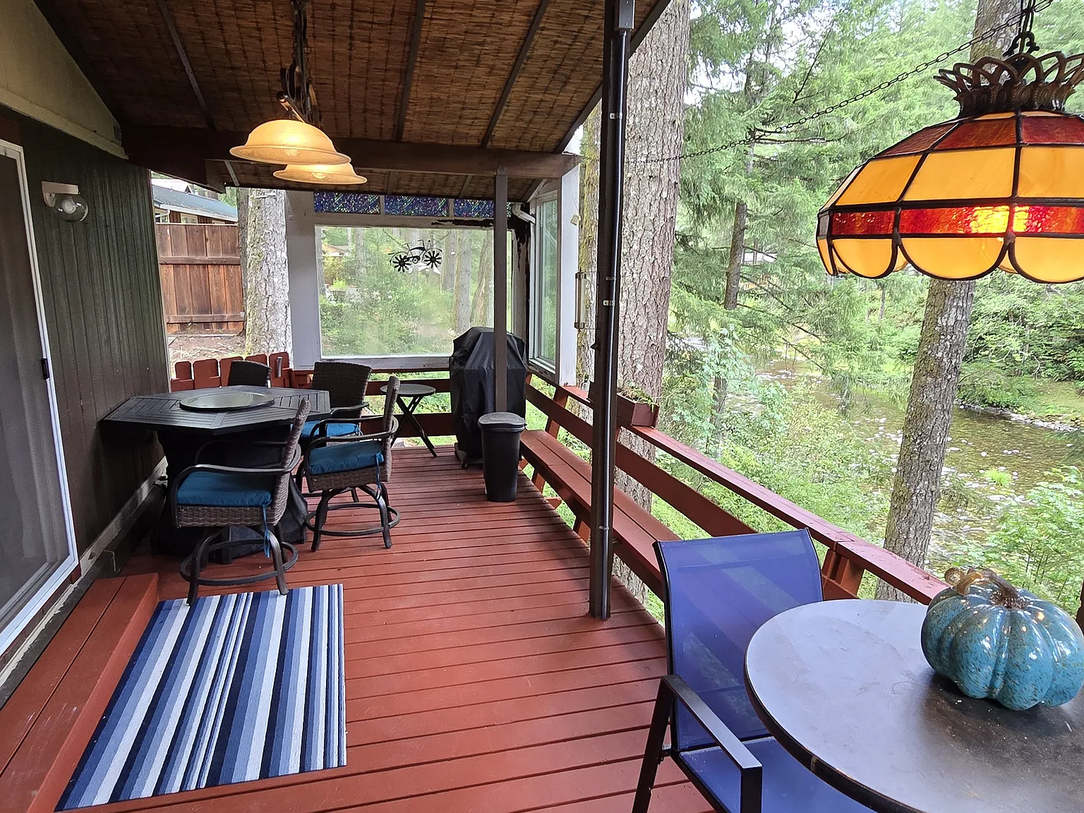 Riverfront Retreat Fully Furnished Cabin-Style Executive Rental — Photo 2