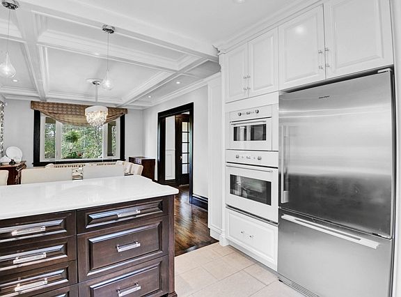 4th image of 552 Queen Elizabeth Driveway