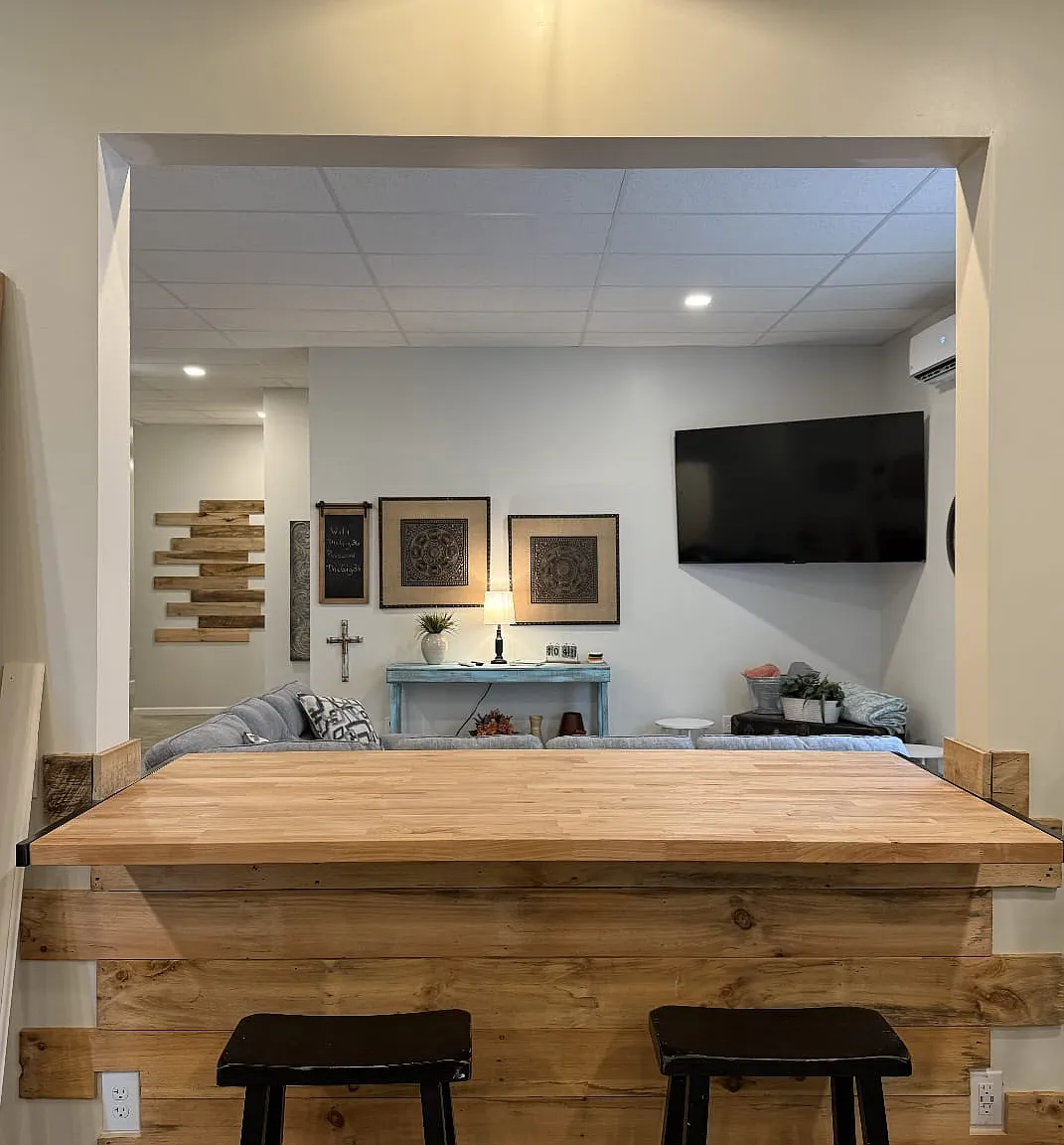 5 bed, 2500 sqft, $5,000 — Photo 1