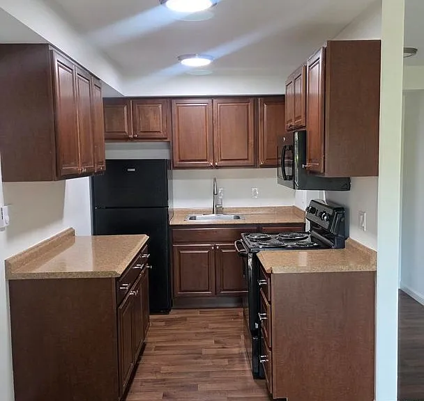 The Commodore Apartments — Photo 17