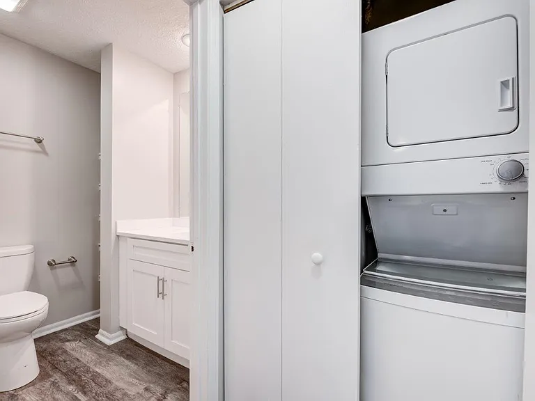Wexford Lakes Apartments and Townhomes — Photo 11
