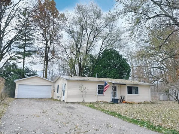 6307 Springdale Blvd, Grand Blanc, MI 48439