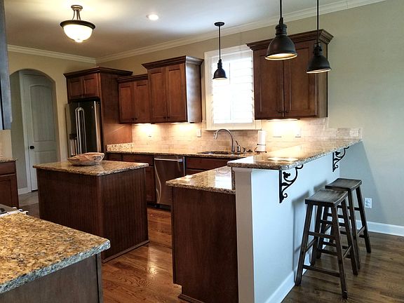 4th image of 540 Oakridge Dr