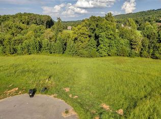 4 Town N Country Dr, Wilkesboro, NC 28697