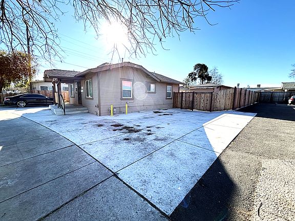 4th image of 2347 Holly Dr