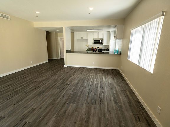 3rd image of 7057 Lanewood Ave #402