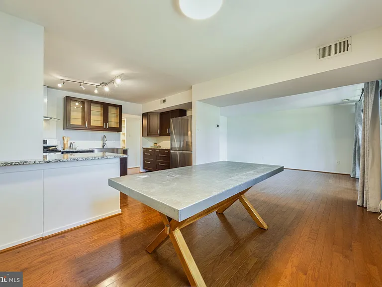 1643 Parkcrest Cir — Photo 9