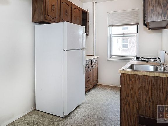 2nd image of 530 Grand St APT D9d
