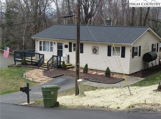 215 Lucas St, Sparta, NC 28675