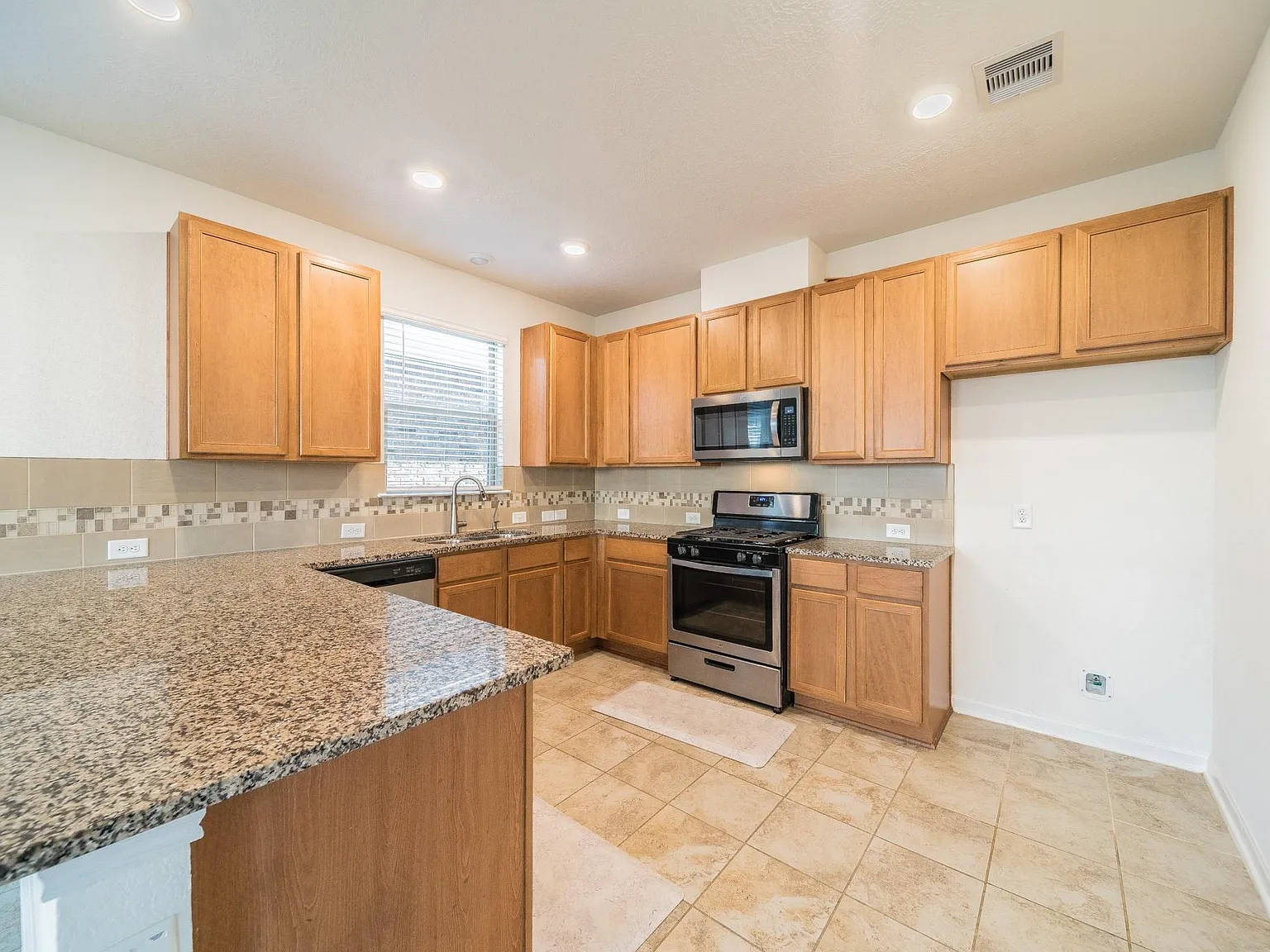 4 bed, 3.0 bath, 2380 sqft, $2,500 — Photo 4