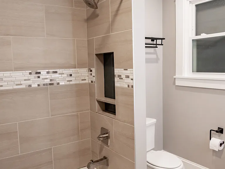 Bathroom with tub/shower